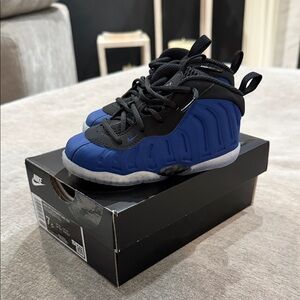 Nike little posite one size 7